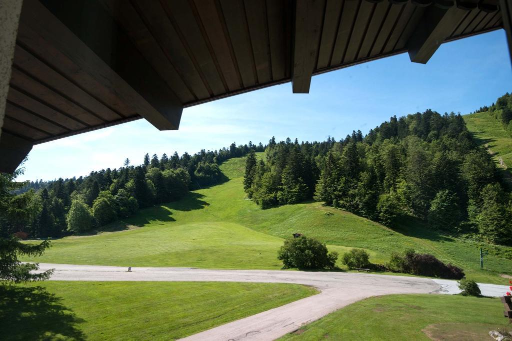 Hotel Les Buttes Вантрон Экстерьер фото